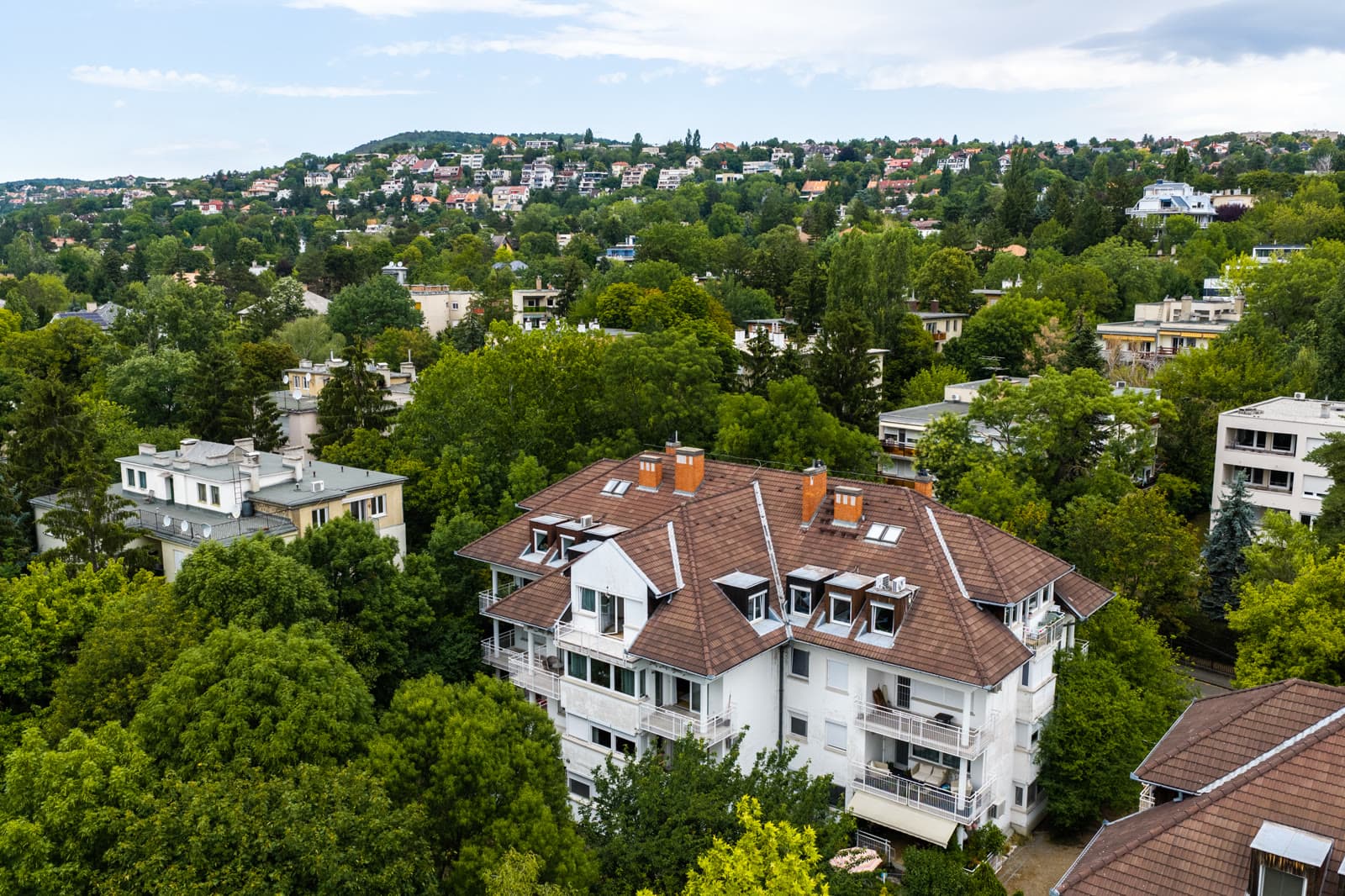 Budapesti penthouse épülete zöldövezeti drónfelvételen