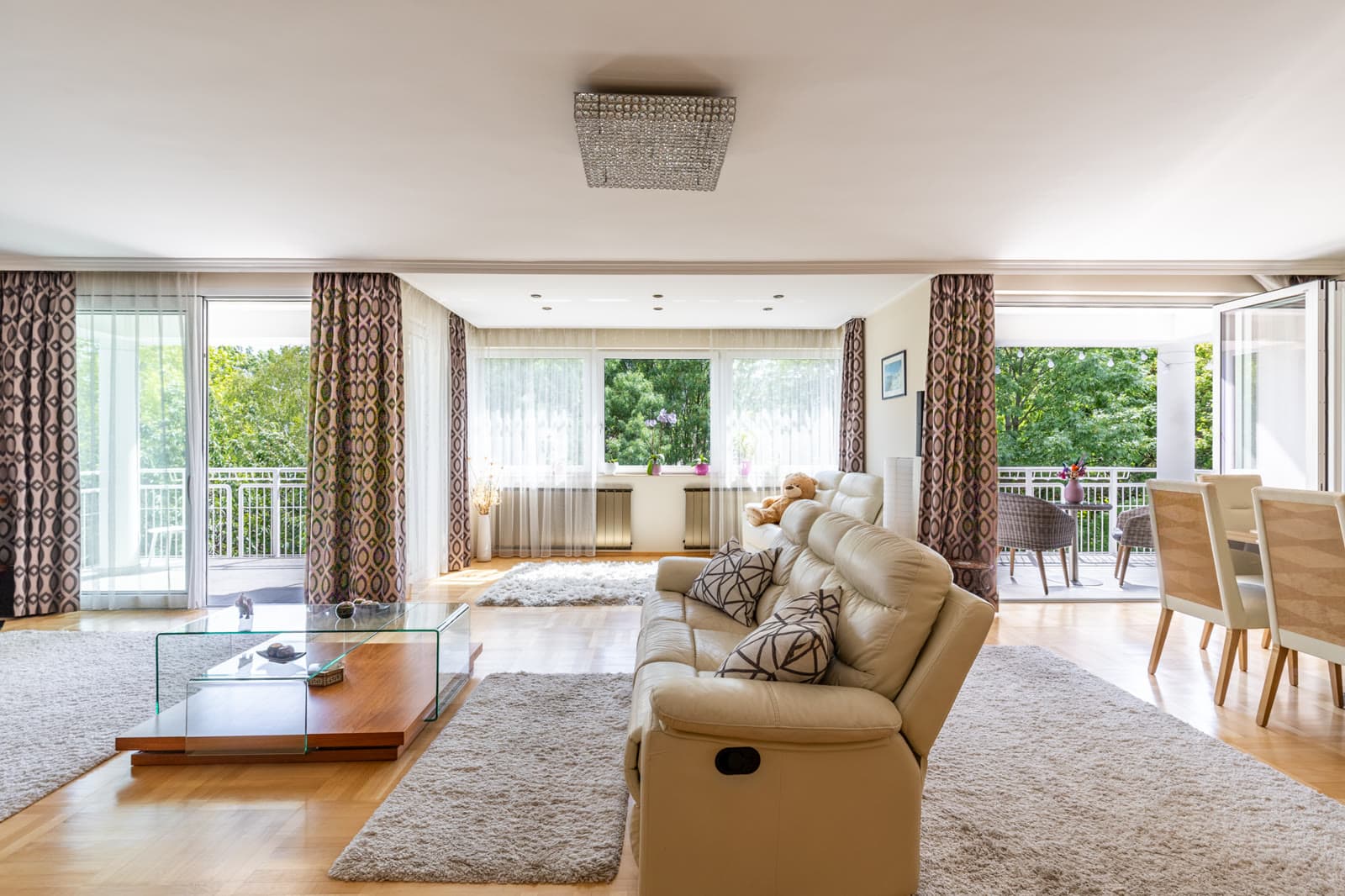 Tágas penthouse nappali nagy ablakokkal